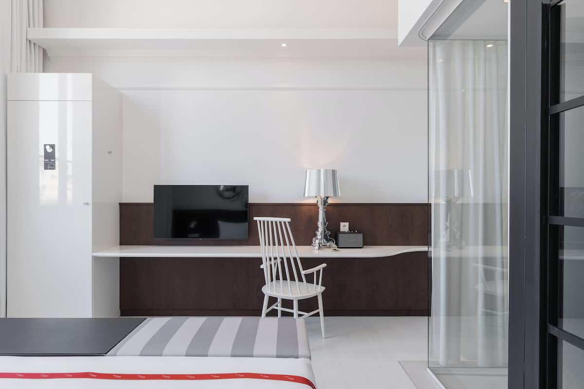 Wow | Premium bedding, in-room safe, laptop workspace, soundproofing