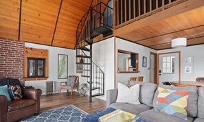 TV, fireplace - Blue Bear 4Bed Room Cabin (Luray)