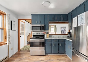 Private kitchen - Blue Bear 4Bed Room Cabin (Luray)
