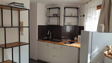 Room, 1 Bedroom, Smoking, Garden View | Private kitchen