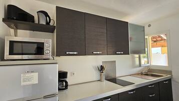 冷蔵庫、電子レンジ、コンロ、コーヒー / ティーメーカー