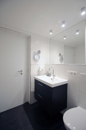 Shower, hair dryer, towels, soap - Haart and Soul Guesthouse - Saar (Piesport)