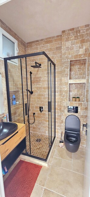 تجهيزات دش، مجففات شعر، مراحيض شطف، مناشف