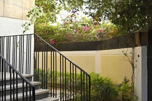 Property grounds - Charming 2-Bedroom Home – Your Perfect Getaway Awaits! (elharam)