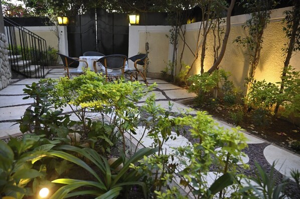 Outdoor dining - Charming 2-Bedroom Home – Your Perfect Getaway Awaits! (elharam)