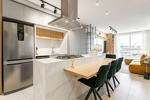 Kühlschrank, Mikrowelle, Ofen, Geschirrspüler