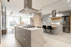 Jääkaappi, mikroaaltouuni, uuni, astianpesukone