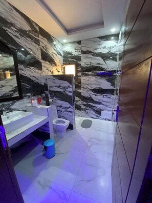 Suihku, bidee, pyyhkeet, saippua