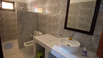 Dusche, Bidet, Handtücher, Seife