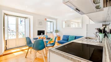 Apartamento básico, 2 quartos, para não fumantes, cozinha americana | Área de estar | TV 32 polegadas com canais a cabo