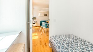 A room with a bed, a desk, and a chair. - Charming Flat in Alfama (Lisbon)