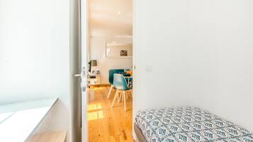 Apartamento básico, 2 quartos, para não fumantes, cozinha americana | 2 quartos, ferros/tábuas de passar roupa, Wi-Fi de cortesia