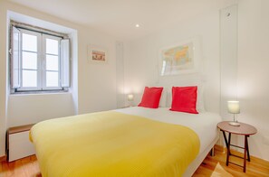 2 bedrooms, iron/ironing board, free WiFi, bed sheets - Charming Flat in Alfama (Lisbon)