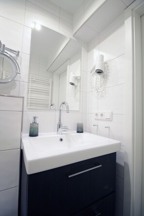 Een douche, een haardroger, handdoeken, zeep