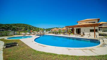 豪華獨棟房屋, 4 間臥室, 空調 | 游泳池 | 室外游泳池,開放時間為 09:00 至 21:00,提供泳池遮陽傘和日光浴躺椅