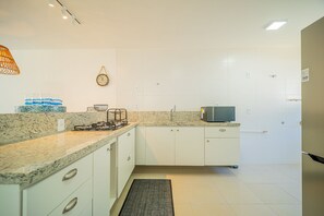 Casa Deluxe, 4 habitaciones, aire acondicionado | Cocina privada | Refrigerador, microondas, parrilla de estufa y utensilios de cocina 