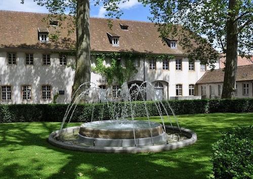 Welcome to our home! Detached studio in the heart of Rixheim with parking.