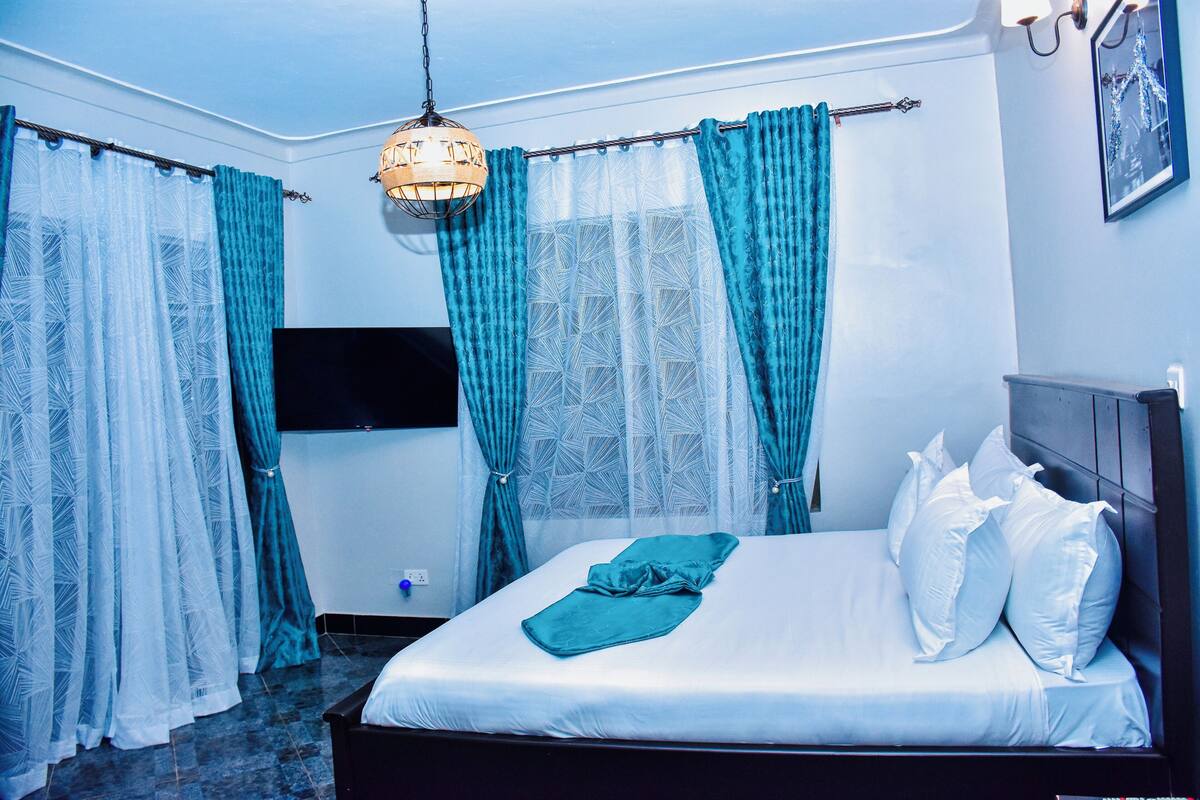 Deluxe Room, Balcony | In-room safe, desk, laptop workspace, iron/ironing board
