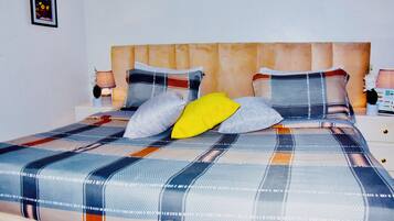 Deluxe Room, 1 Bedroom, Balcony | Bathroom | Slippers, towels, soap, shampoo