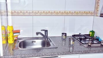 Peti sejuk, ketuhar gelombang mikro, dapur