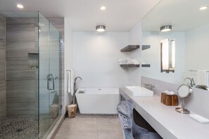 Een douche, een haardroger, handdoeken, zeep