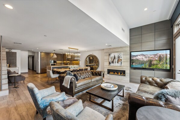 Una Smart TV, una chimenea, un reproductor estéreo