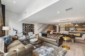 Smart TV, fireplace, stereo - Main St. Penthouse, Private Rooftop Patio Hot Tub & Fire Pit (Park City)