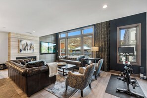 Una Smart TV, una chimenea, un reproductor estéreo