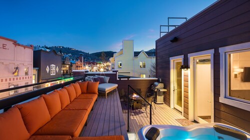 Main St. Penthouse W/ Private Rooftop Patio Hot Tub & Fire Pit
