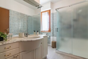 Shower, hair dryer, bidet, towels