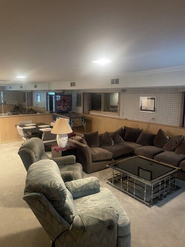 3-bedroom house in tranquil Bensenville with AC, WiFi, fitness room