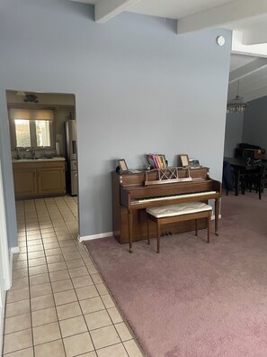 Interior - 3-bedroom house in tranquil Bensenville with AC, WiFi, fitness room (Bensenville)