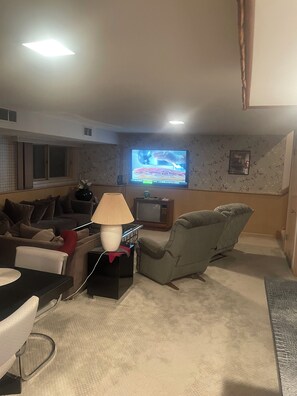 Living area - 3-bedroom house in tranquil Bensenville with AC, WiFi, fitness room (Bensenville)