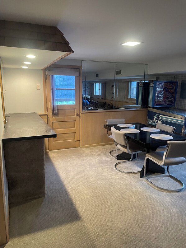 Dining - 3-bedroom house in tranquil Bensenville with AC, WiFi, fitness room (Bensenville)