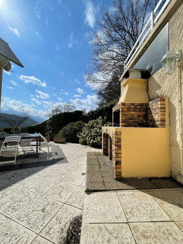 Outdoor dining - Villa with pool facing the mountains (Ayzac-Ost)