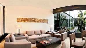 A modern living room with a sofa, coffee table, and chairs, a large abstract painting on the wall, and a view through large windows. - Baiyun Hotel Guangzhou (Guangzhou)
