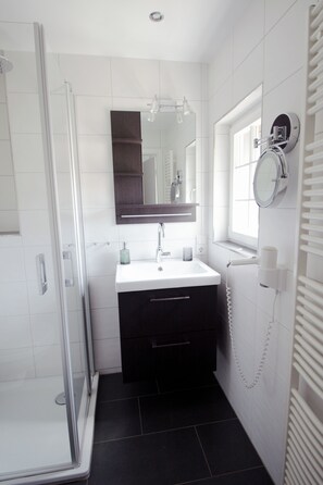 Dusche, Haartrockner, Handtücher, Seife