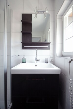 Dusche, Haartrockner, Handtücher, Seife