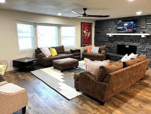 Smart TV, futbolito y tenis de mesa 