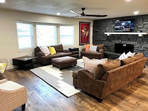 Smart TV, futbolito y tenis de mesa