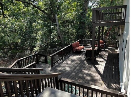 5 BR House w/Boat Parking .5m to Marina. Game room. Outside fire pit.