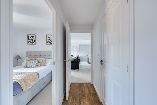 2 habitaciones, escritorio, tabla de planchar con plancha y wifi gratis 