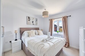 2 bedrooms, desk, iron/ironing board, travel crib