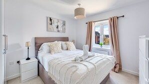 2 bedrooms, desk, iron/ironing board, WiFi (free)