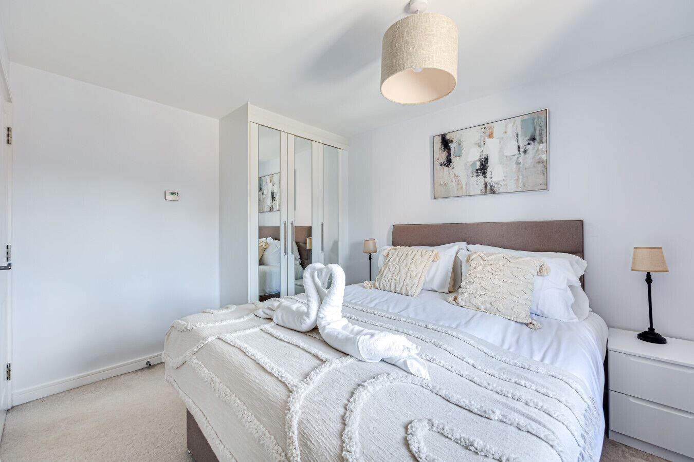 2 habitaciones, escritorio, tabla de planchar con plancha y wifi gratis 