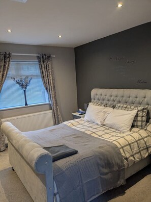 3 bedrooms, desk, iron/ironing board, WiFi
