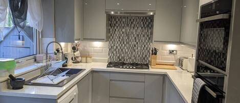 Kühlschrank, Mikrowelle, Ofen, Herdplatte