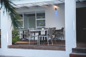 Tempat makan luar