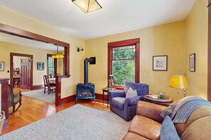 Téléviseur, foyer, livres