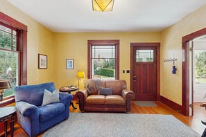 Téléviseur, foyer, livres